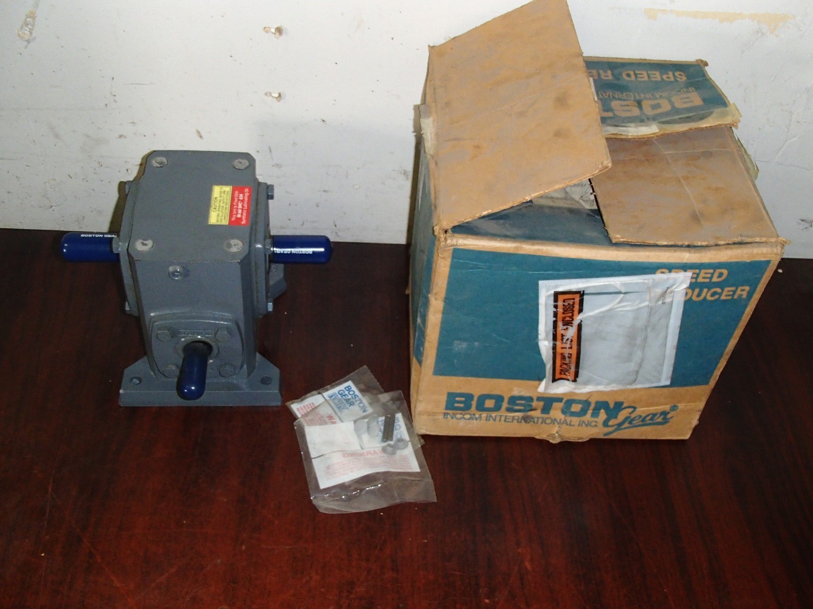 Boston Gear #718A-60S-H-T1 Speed Reducer 718A60SHT1 _ 60-1 ratio, .29 HP