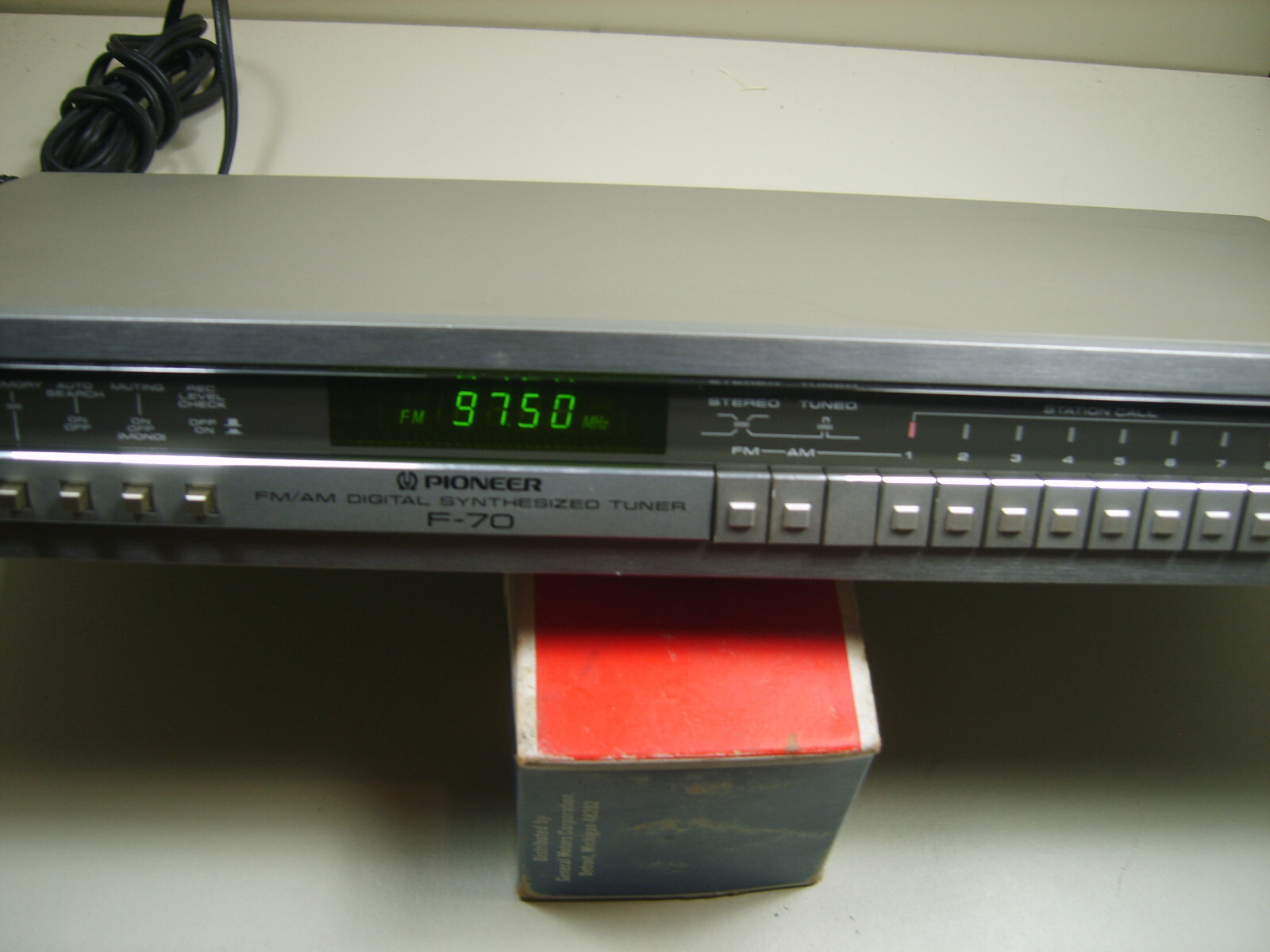 Pioneer F-70 FM AM Digital Synthesizer Tuner with manual