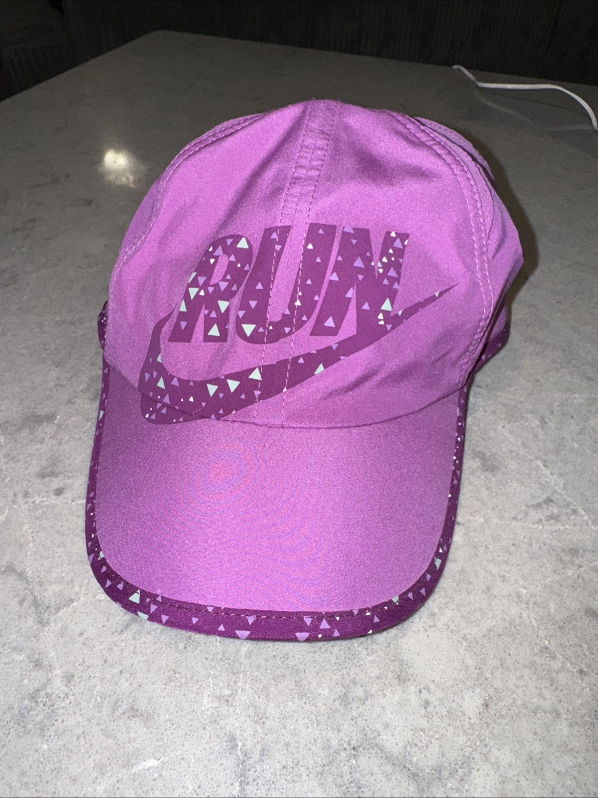 NIKE DRI FIT "RUN" WOMEN'S FEATHERLIGHT RUNNING HAT Purple Logo RARE