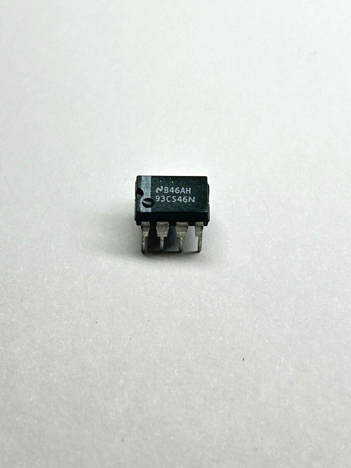 National Semiconductor 93CS46N Integrated Circuit