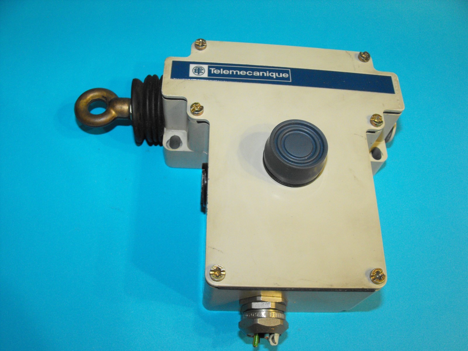 Telemecanique XY2 CE2A270.Emergency Stop Rope Pull Switch.XY2 CE2A270.USED