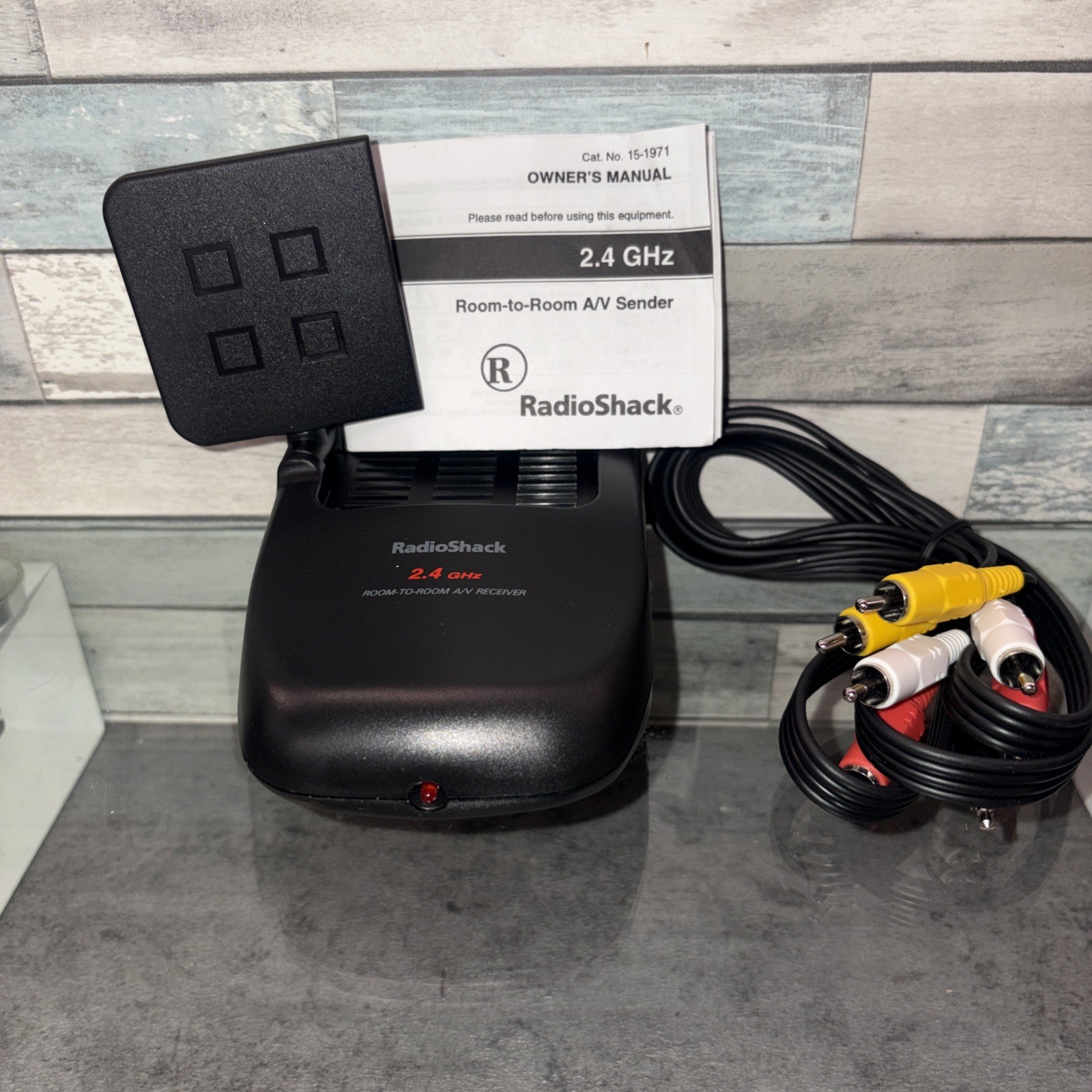 Radio Shack 2.4GHz Wireless Audio/Video Receiver w/Manual And coax Cords 4 Chan.