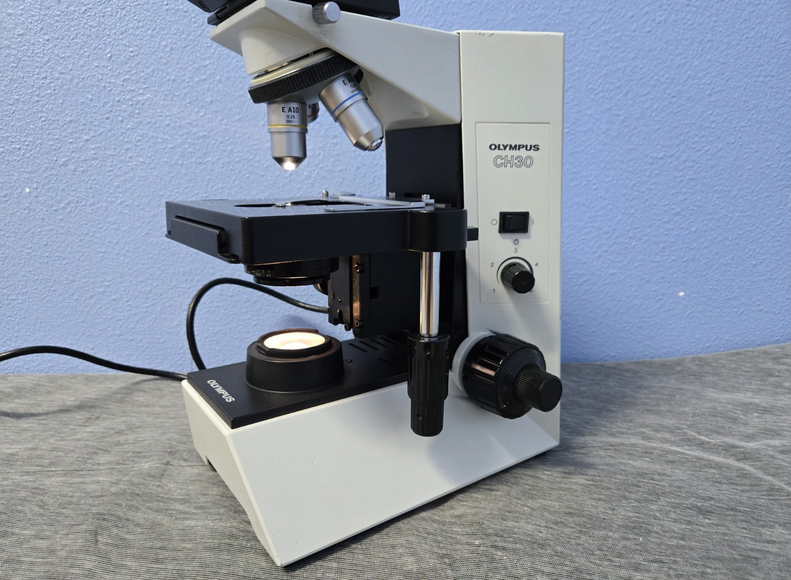 OLYMPUS CH30 CH30RF100 BINOCULAR MICROSCOPE W/OBJECTIVES 4 X 10X 40X (INV08)