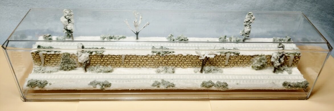 N SCALE 16" 2-LEVEL TRACK -WINTER SCENE-DISPLAY CASE -FOR ANY N TRAINS