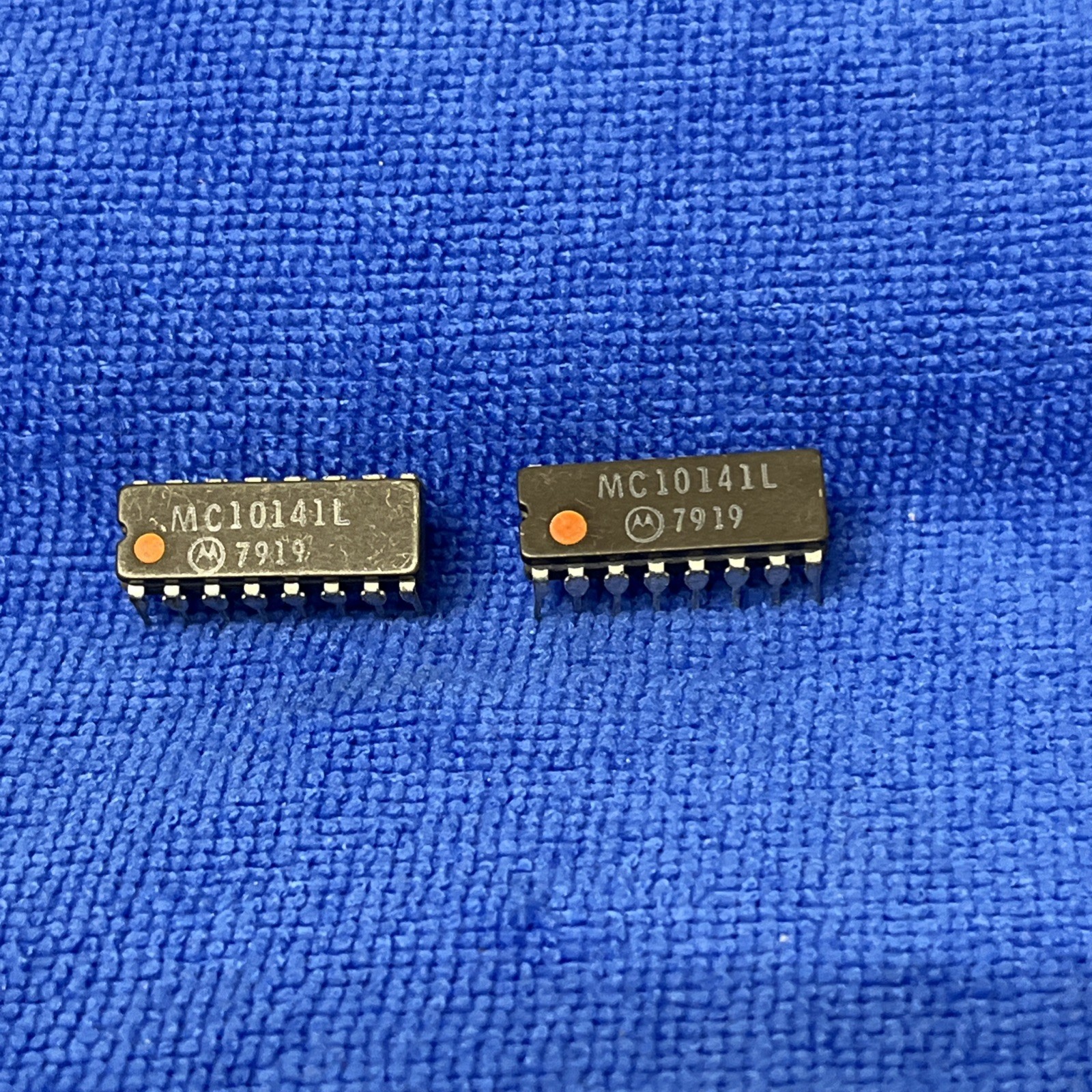 MOTOROLA ~ MC10141L ~ IC,SHIFT REGISTER,ECL10,DIP,16PIN,CERAMIC (LOT OF 2)