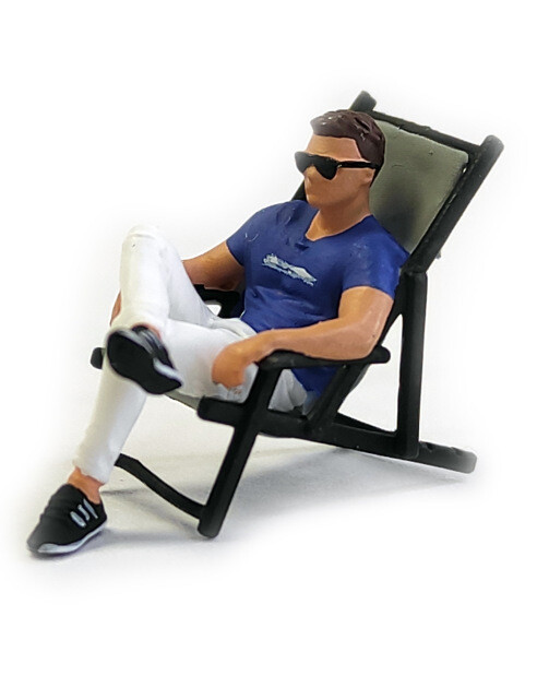 1:64 Painted Figure Mini Model Miniature Resin Diorama Man Sitting on a Recliner