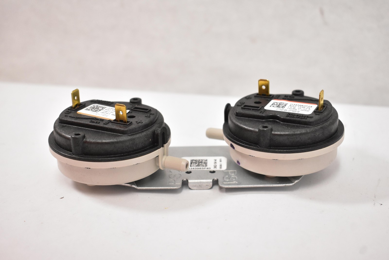 Cleveland Controls D345982P24 D345982P19 Pressure Flow Sensor Black Plastic