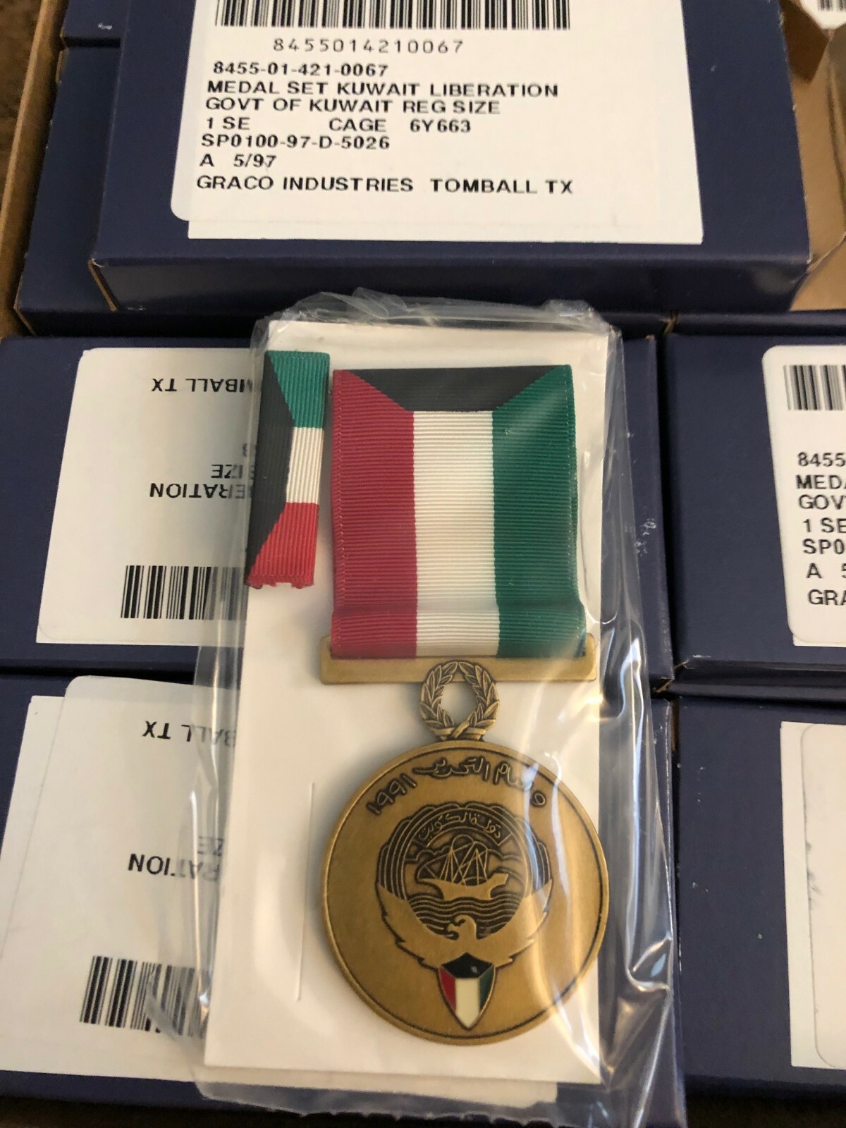 1-MEDAL SET KUWAIT LIBERATION GOVT OF KUWAIT REG. SIZE 5/97-* $10.99 Free Shippi