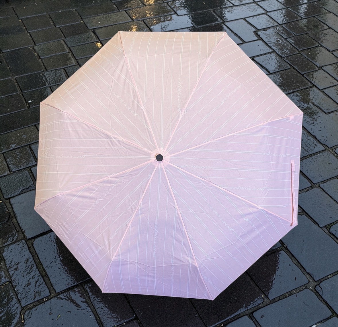 NWT VICTORIA'S SECRET 2025 COMPACT ICONIC STRIPE PINK WHITE PORATABLE UMBRELLA