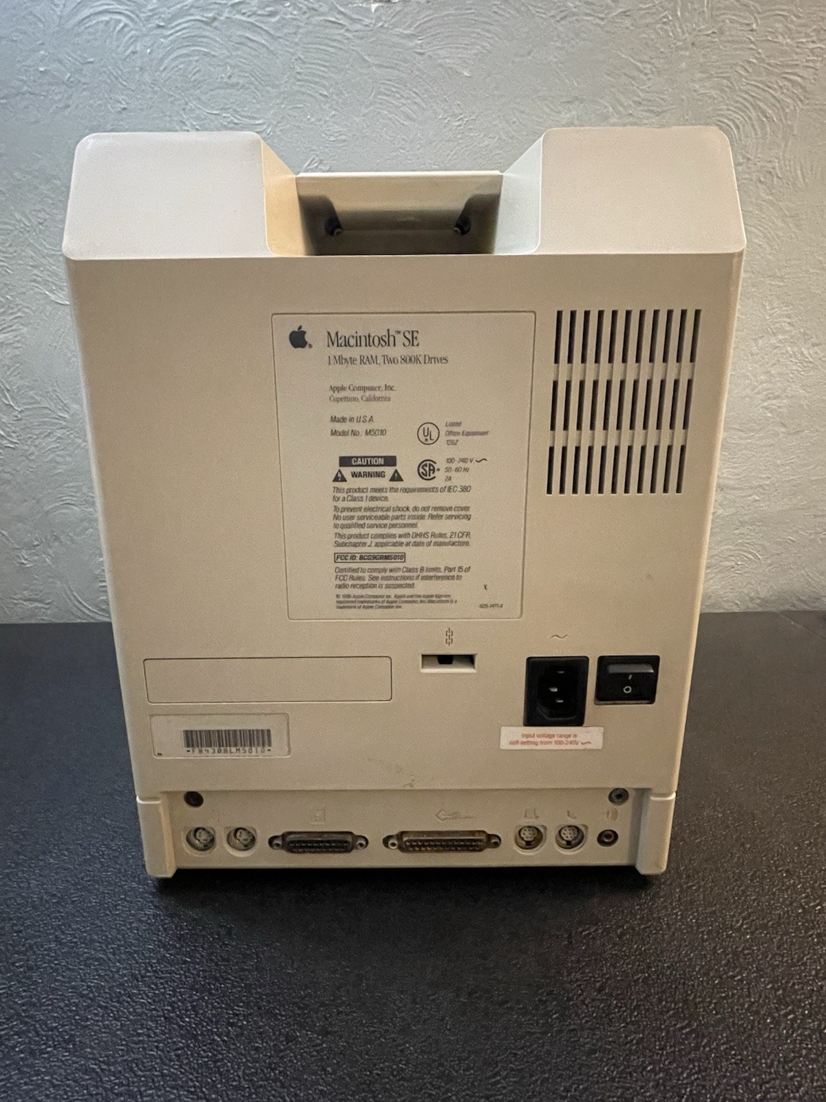 VTG Apple Macintosh SE Model M5010 Computer POWERS ON!! Fast Free Shipping!!