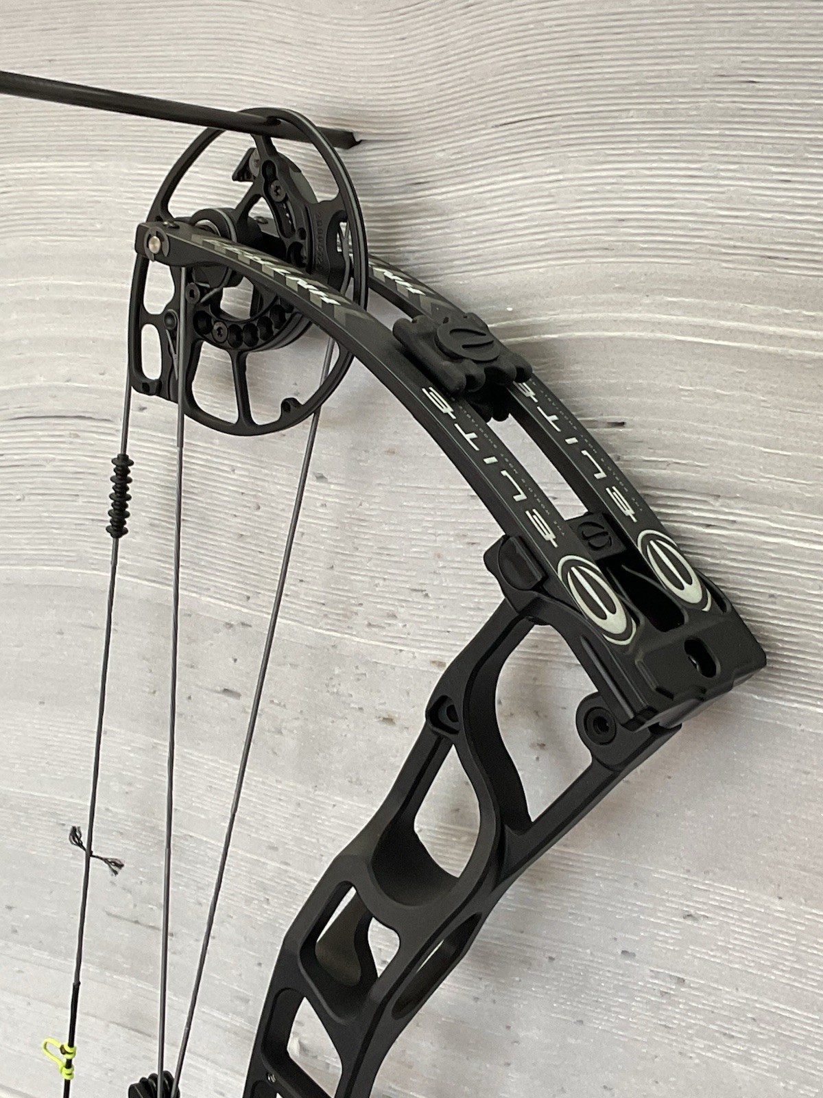 Elite Hunter 33, RH, In Black