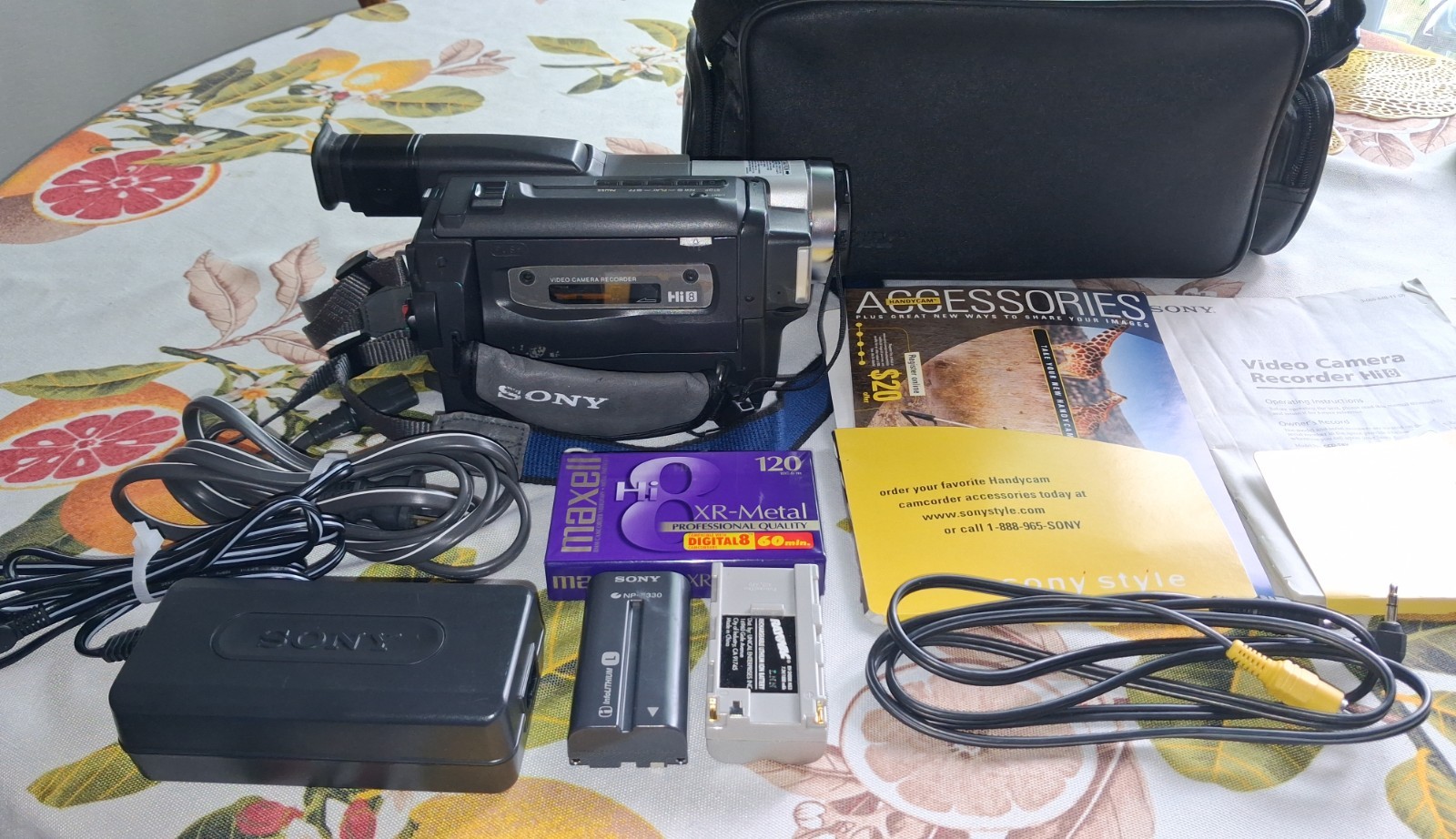 Sony CCD-TRV68 Handycam Vision Hi8 Camcorder NightShot Complete Bundle & Extras