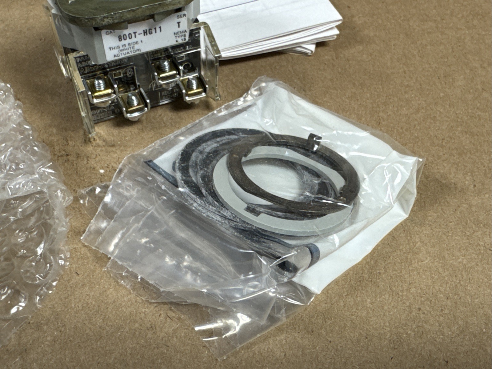 NEW Allen Bradley 800T-HG11B /T 2-Position Maintained Selector Switch FAST SHIP