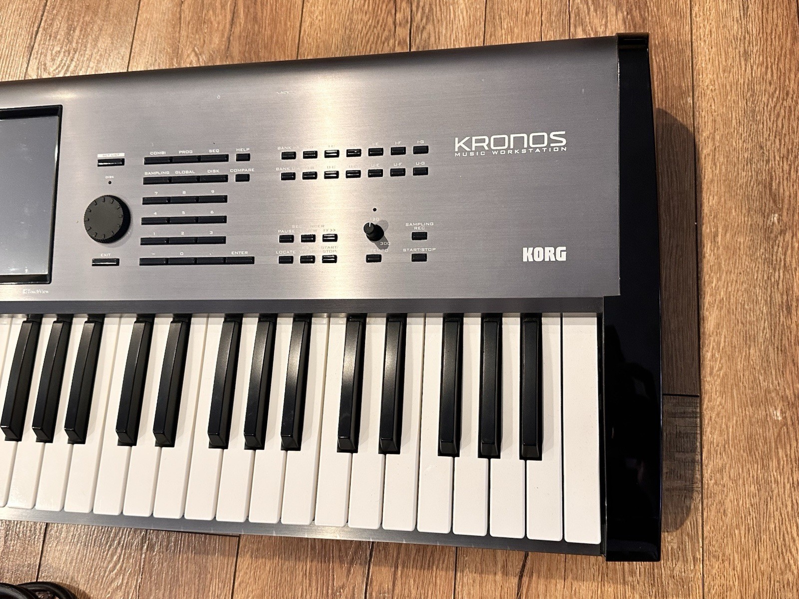 Korg Kronos 61 Music Workstation.........EXCELLENT CONDITION