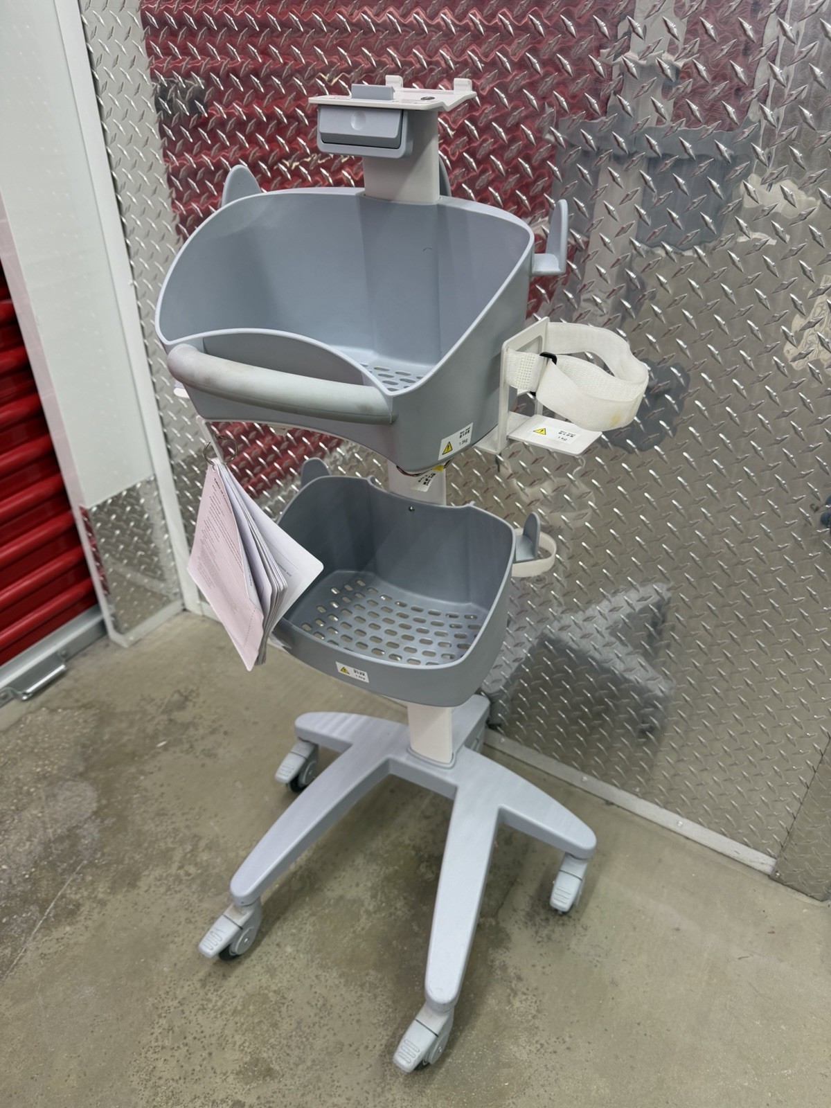 MINDRAY Mobile Rolling Cart for Accutor 7 Vital Signs Monitors, 045-002960-00