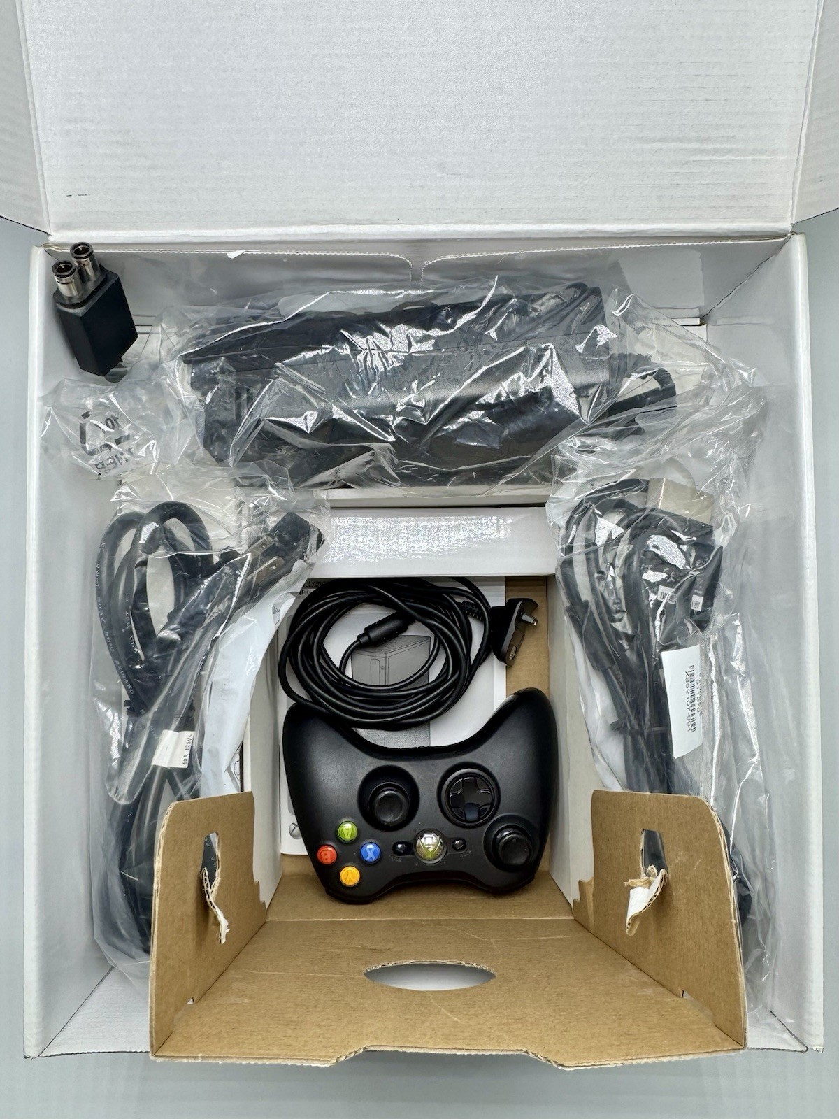 Xbox 360 Slim 4GB CIB Bundle — Kinect 3 Controllers Mic Media remote 4 Games Etc