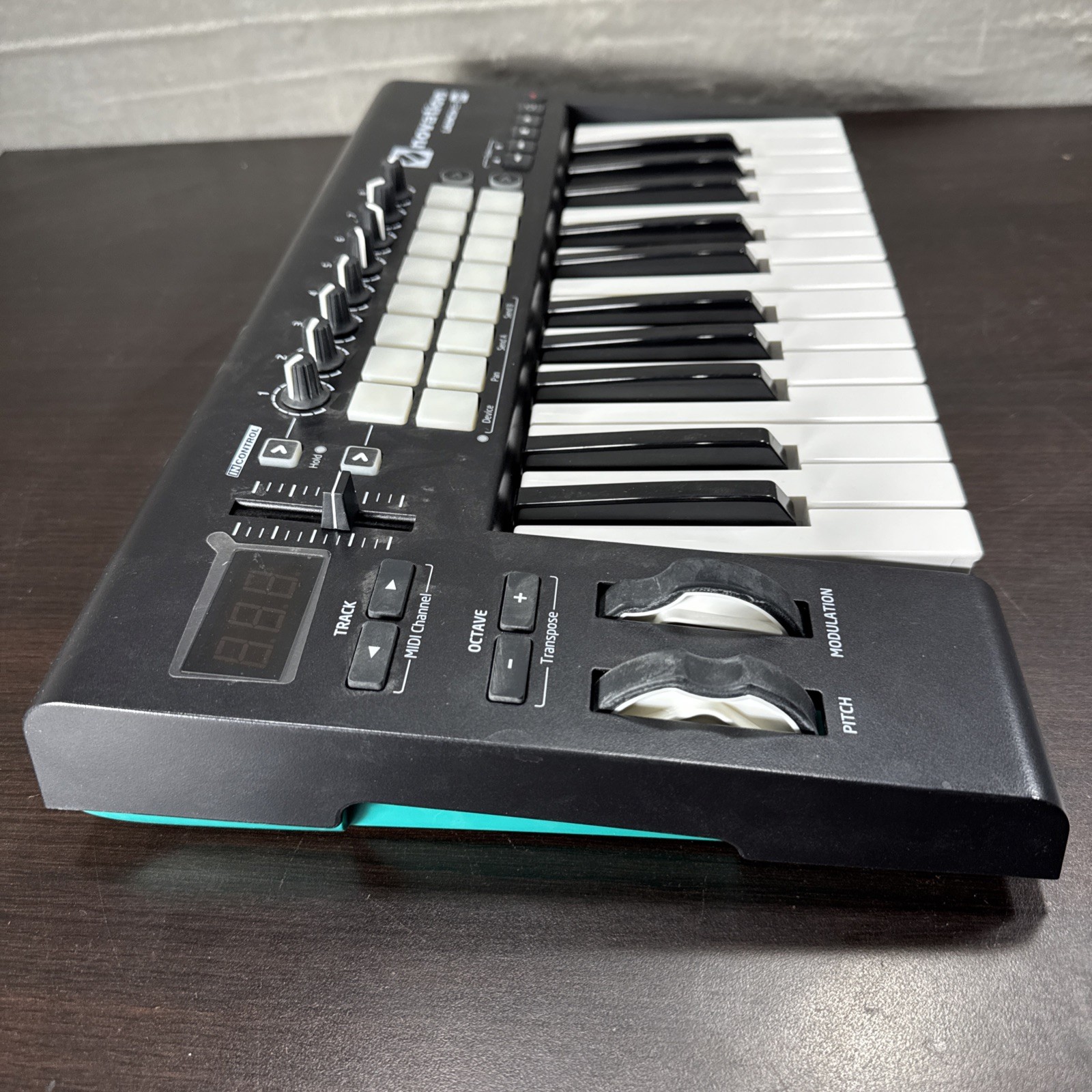 Novation Launchkey Mk2 25 Midi USB Keyboard W Drum Pads Tested Working