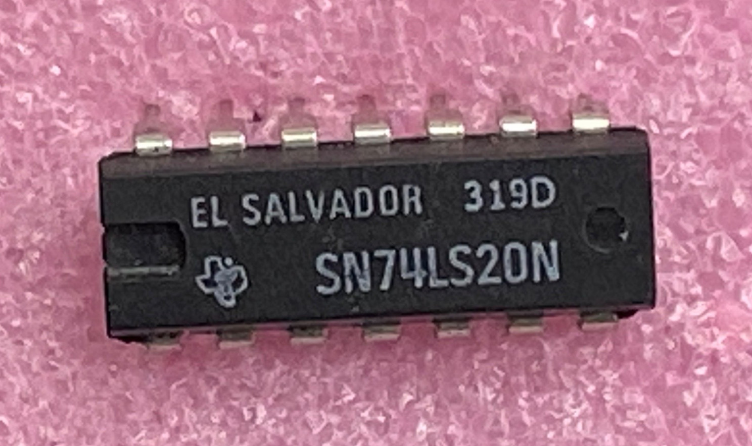 Texas Instruments SN74LS20N dual 4-input bipolar NAND gates Integrated Circuit