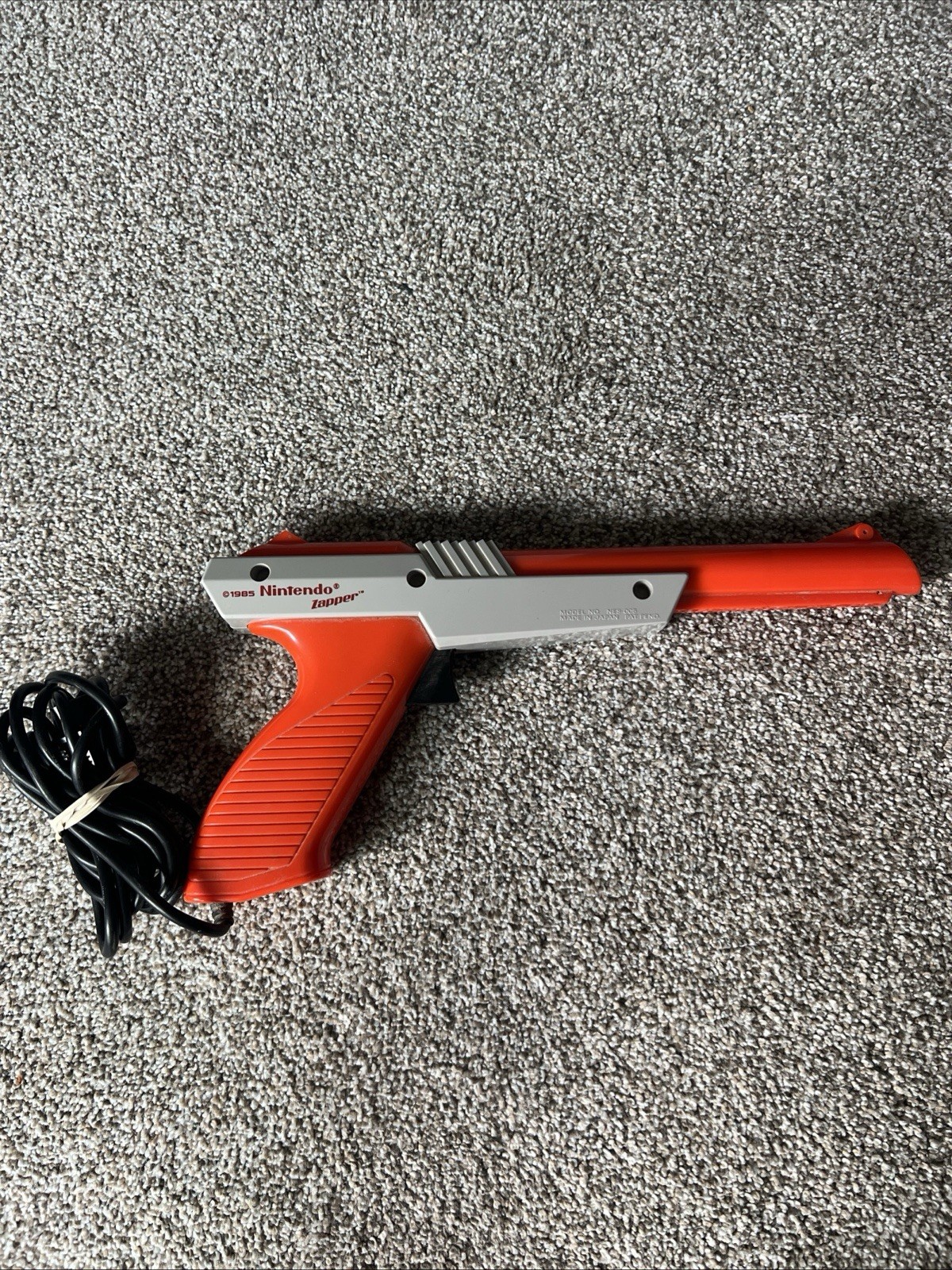 Original 1985 Nintendo NES Zapper Duck Hunt Gun Authentic NES-005 OEM Orange