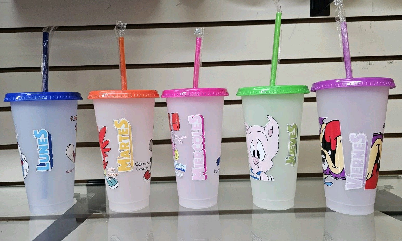 TINY TOONS Vaso SABRIMAGICOS Plastic change color With Cold Water Like In 90s