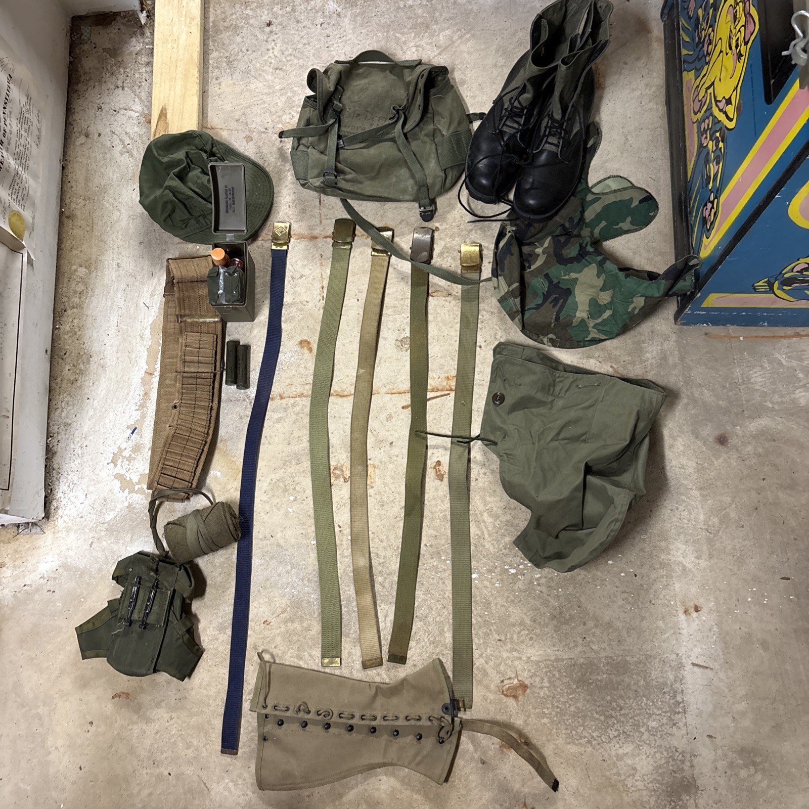 Military Lot vintage  - shoes, belts, ammo belt, etc