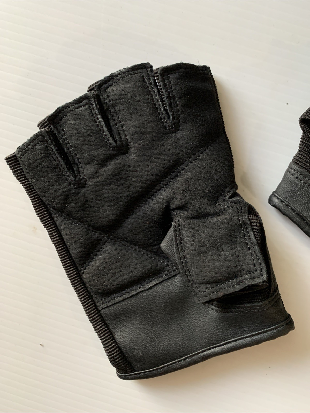 Beace Black Weight Lifting Gloves Size X Large‎ New Without Tags.