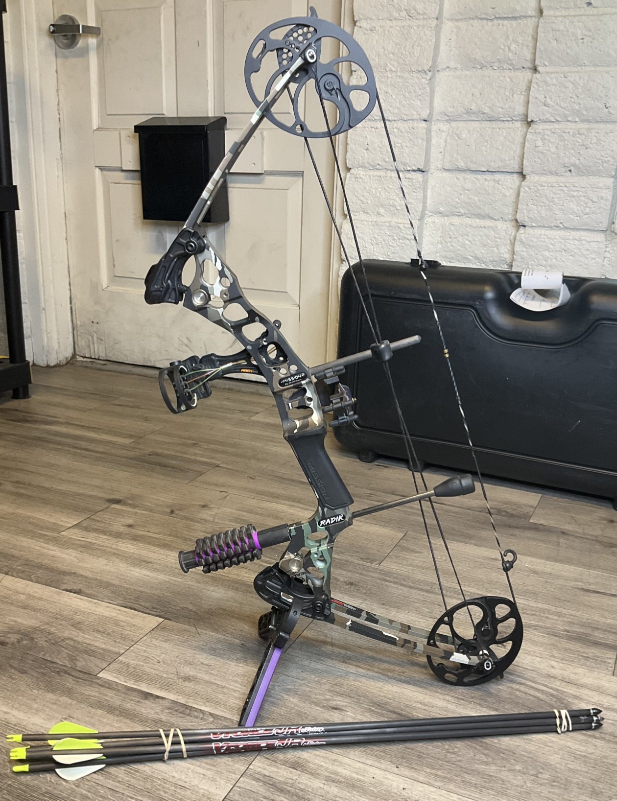 Mission by Mathews RADIK Youth Bow Package W/ Sight, Stab + Arrow No Quiver EXC