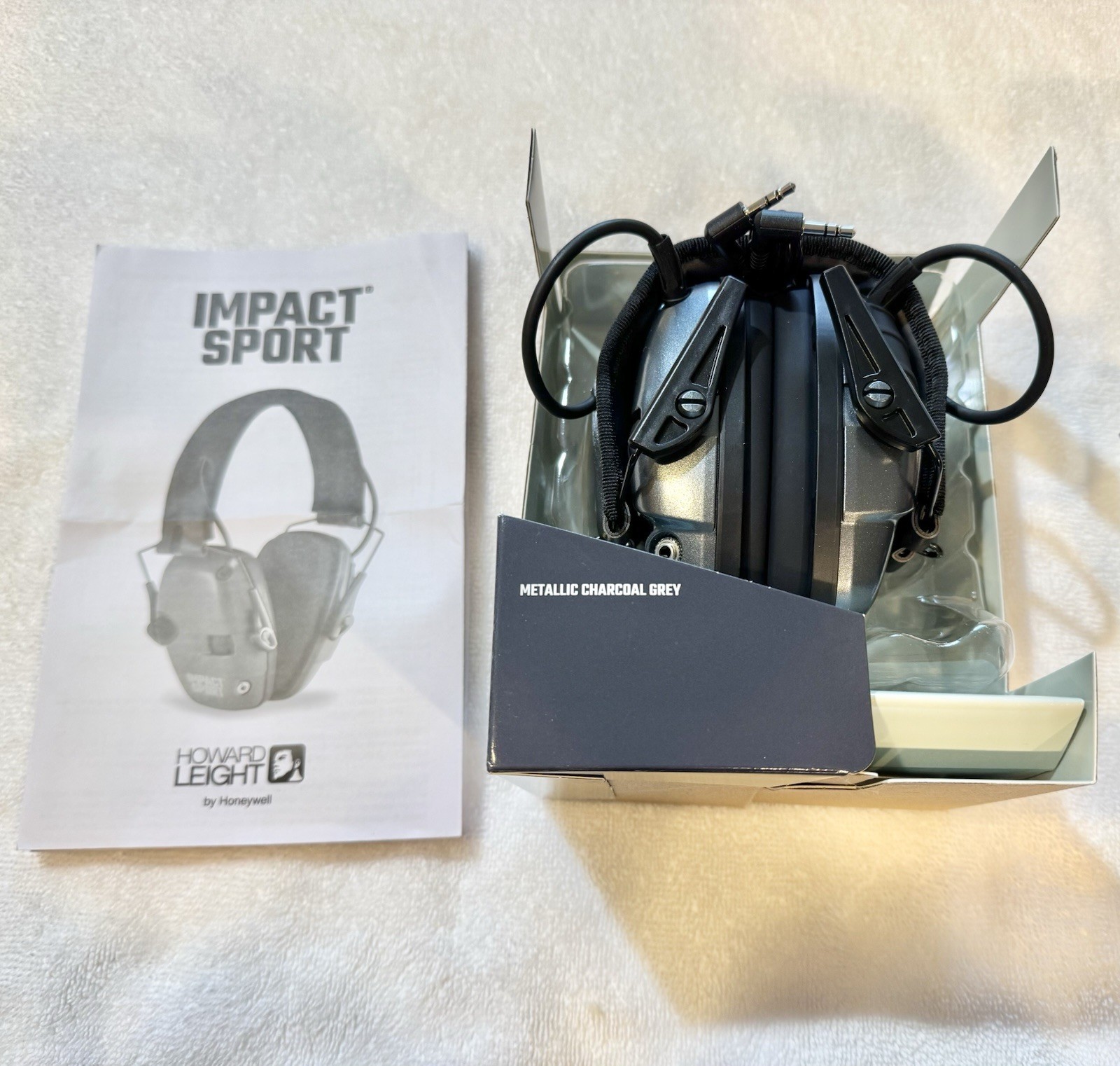 New Howard Leight Impact Electronic Earmuffs 22dB Fits youth and adult small