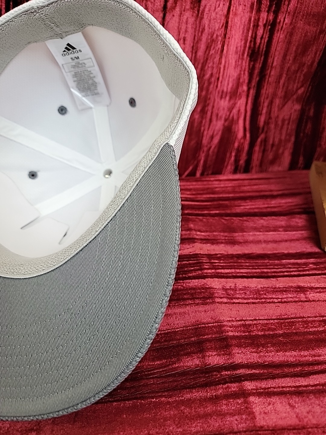NEW NWT Adidas Mesh Flat Flex Hat IW6165 White GRAY BRIM S/M