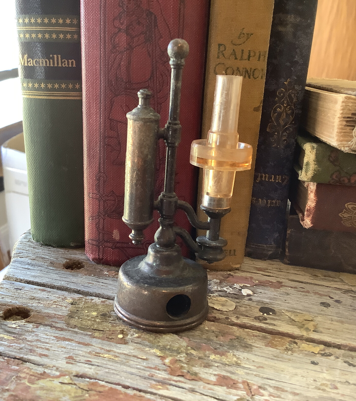 Vintage Die cast Antique Oil Kerosene Lamp Pencil Sharpener 2” X 1.5” Hong Kong