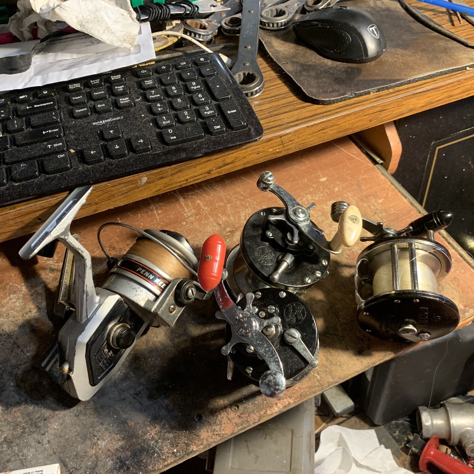 LOT OF (4) VINTAGE FISHING REELS (3) PENN (1) OCEAN CITY