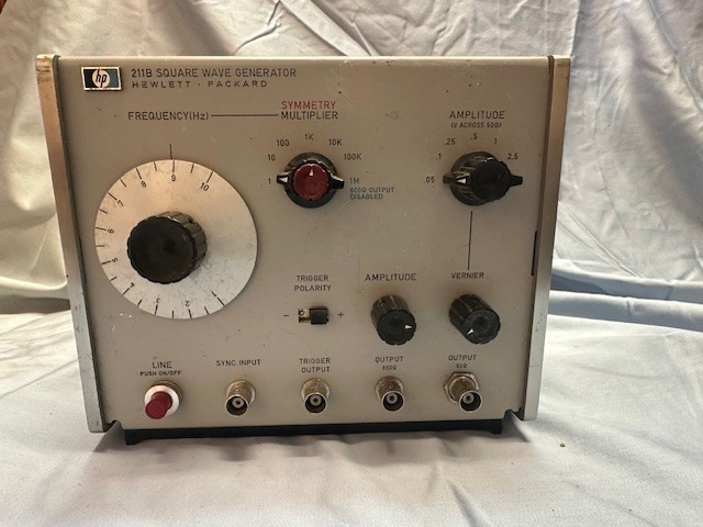 HP Hewlett Packard 211B square wave generator