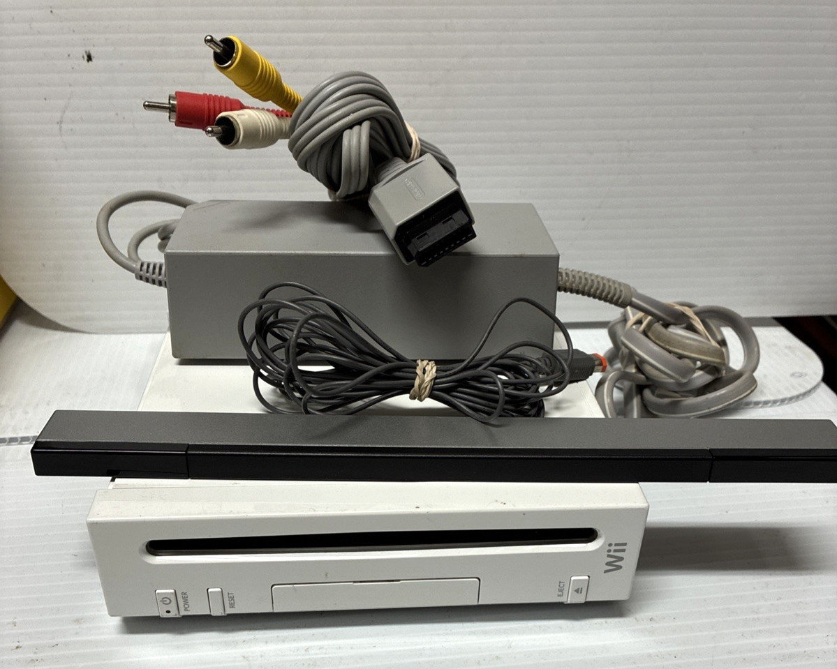 Nintendo Wii - RVL-001 White Console & Cables - NO Controller Lights Up UNTESTED