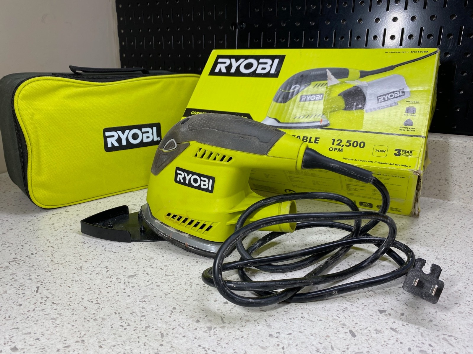 ** PARTS ONLY ** Ryobi 1.2 Amp Corner Cat Sander - CFS1503GK (Corded)- READ BIO