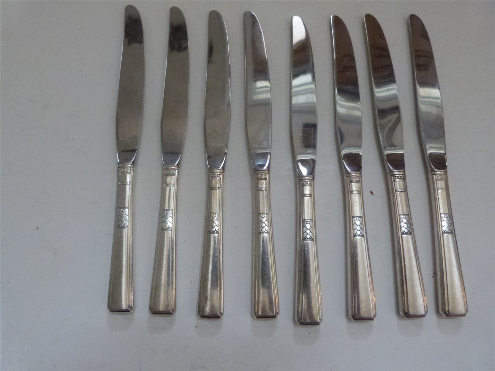 8 VTG 1881 Rogers Oneida Silverplate CAPRI Art Deco Dinner Knives 9.25"