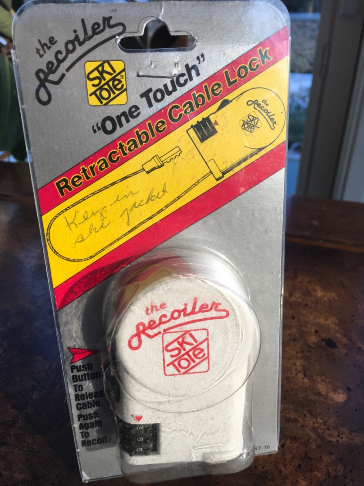 VINTAGE “THE RECOILER” SKI TOTE RETRACTABLE CABLE LOCK-ORG. PKG-KEY-EXCELLENT #N
