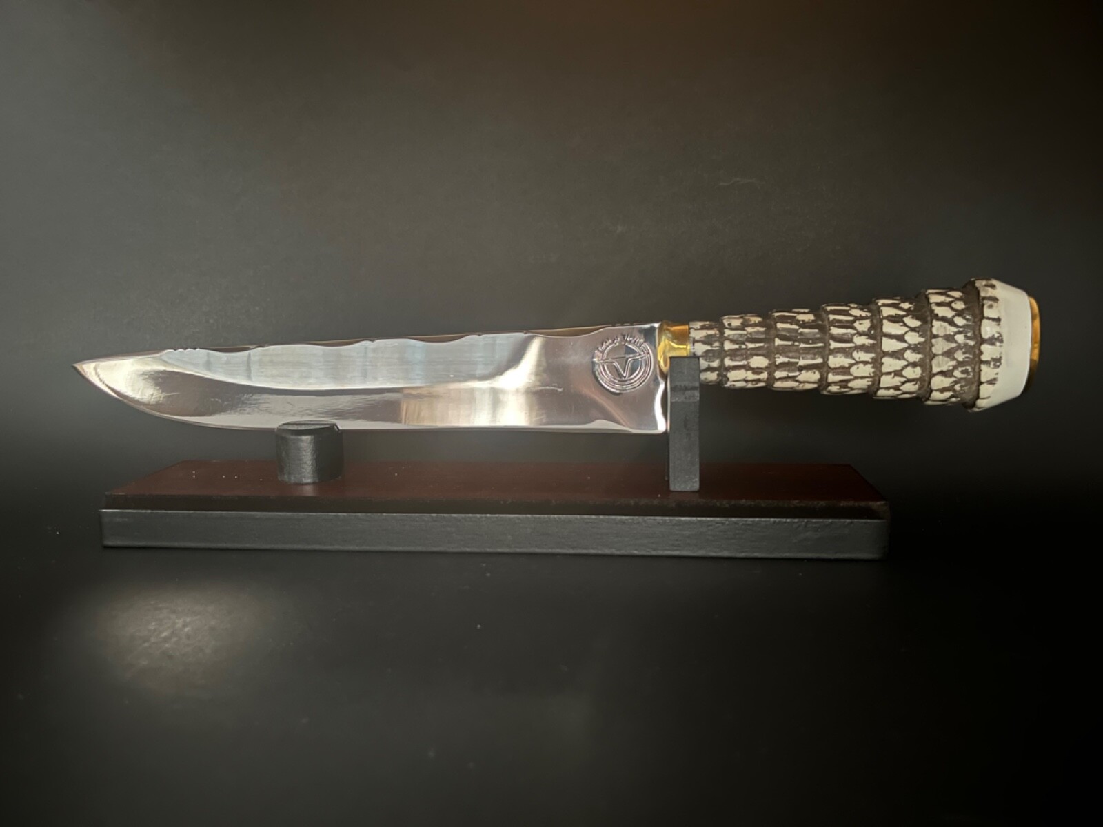 8” stainless steel blade artificial armadillo’s tail handle