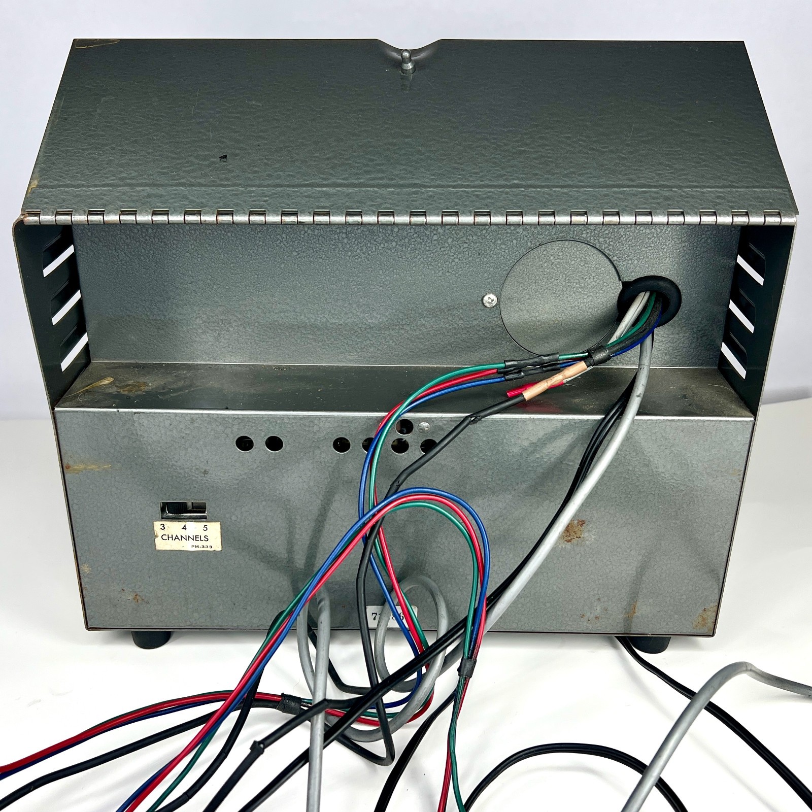 B&K Model 850 Color Analyst CRT TV Test Equipment - Powers On - READ BELOW