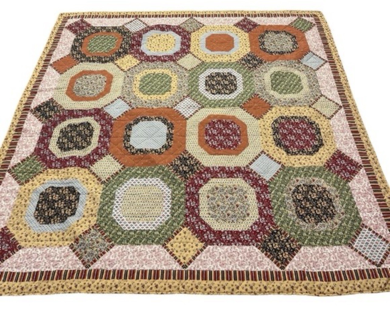 Better Homes and Garden Quilt.Multicolor Pattern. Size Queen.