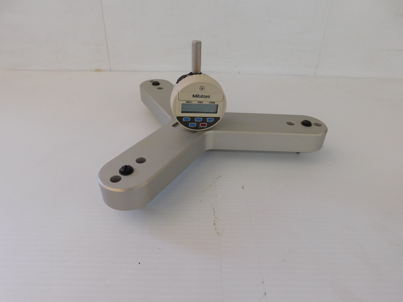 MITUTOYO MODEL IDC-112EB INDICATOR WITH STAND (LEQ91)