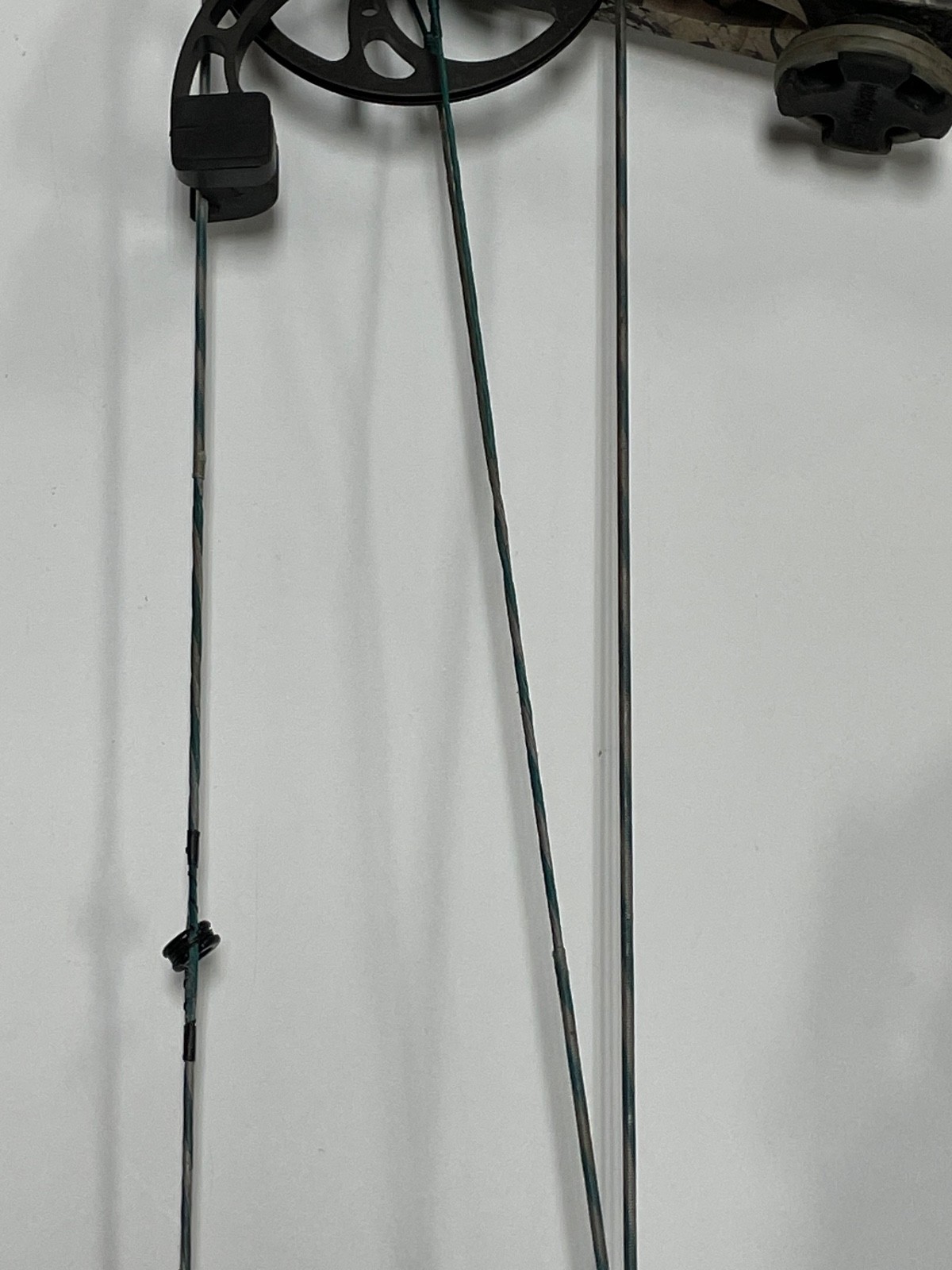 Matthews Switchback RH Compound Bow w/ Spot Hogg Sight - 70#, 35.5" Cable Length