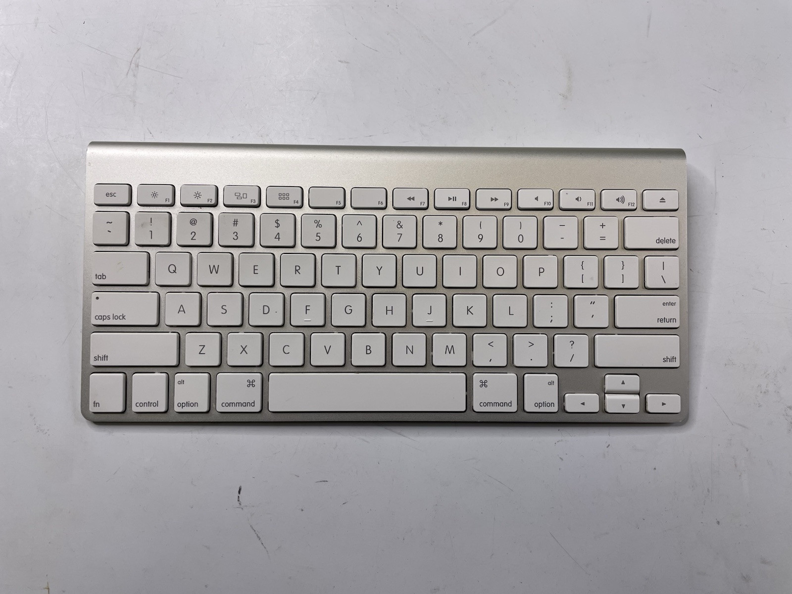 Apple A1314 Wireless Keyboard - MC184LL/B TESTED & WORKS