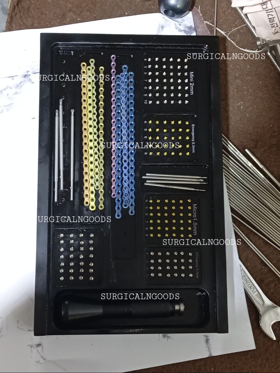 Dental Maxillofacial 2.0/1.5 Mini Micro Titanium Plates & Screw System