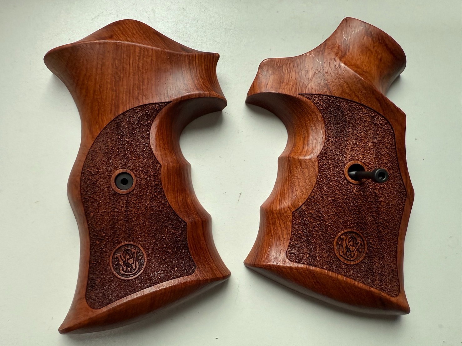 Finger groove wood Grips for S&W, K/L ROUND BUTT 686; Closed back; Over size