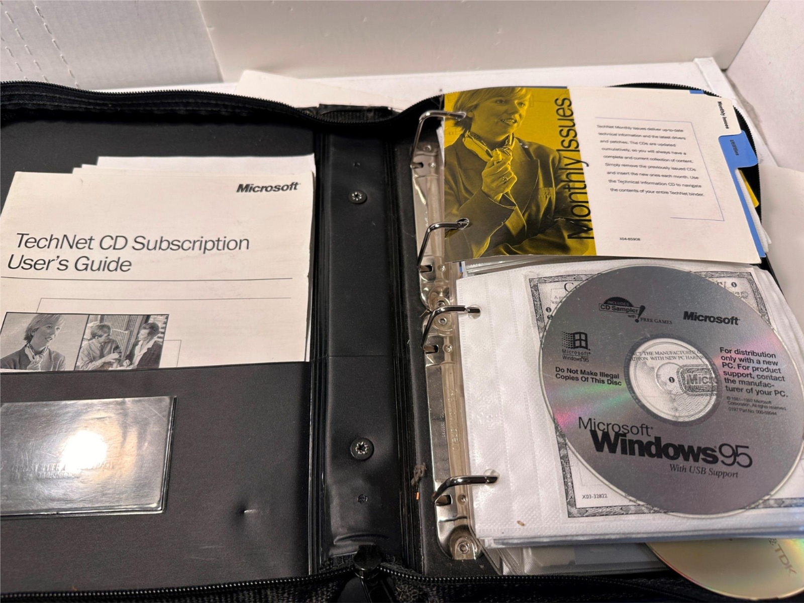 2 Microsoft Technet Plus CD Subscription Binder 76 Discs Early 2000s + Extras