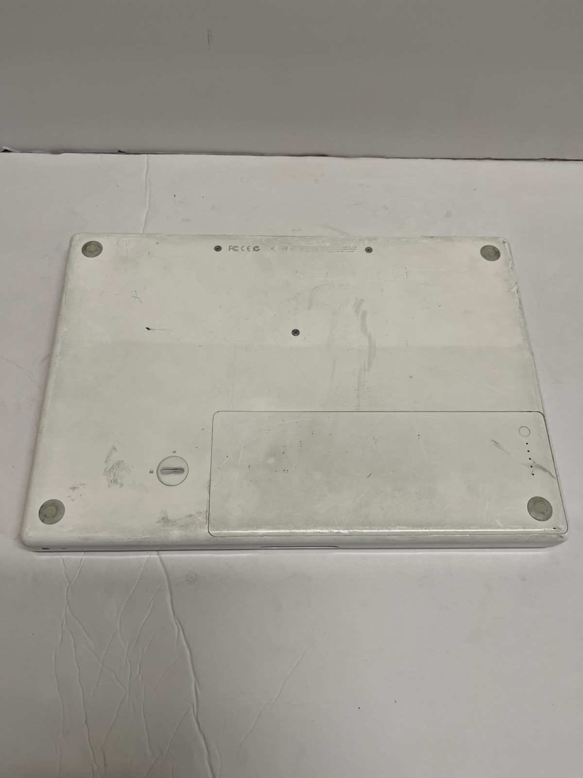 Apple MacBook A1181 Intel Core 2 Duo 2.1GHz 120GB Space 1GB RAM 13.3”