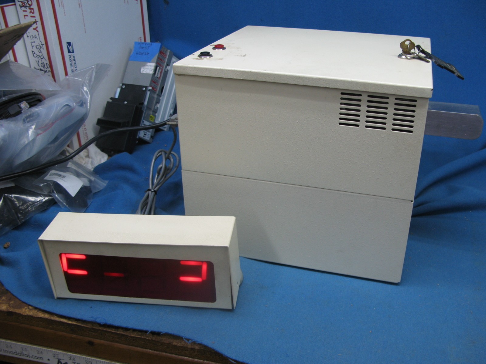 Deltronic Countertop Ticket Counter DL 9000 W/ Riser & 1 Key 100% Working