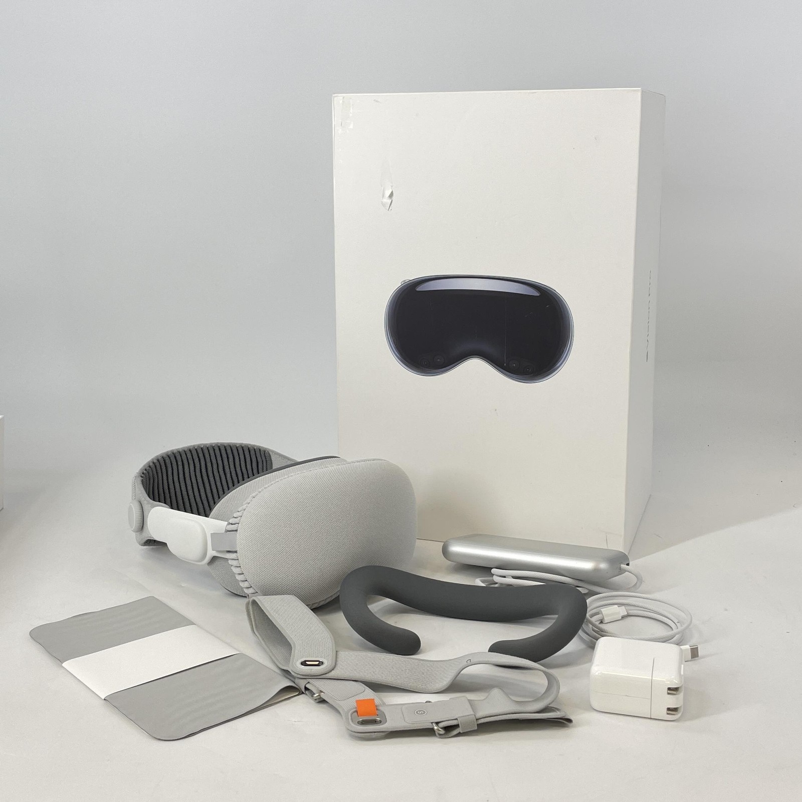 Apple Vision Pro VR Headset 256GB w/ Dual Knit Band-S/Light Seal-23W - Very Good