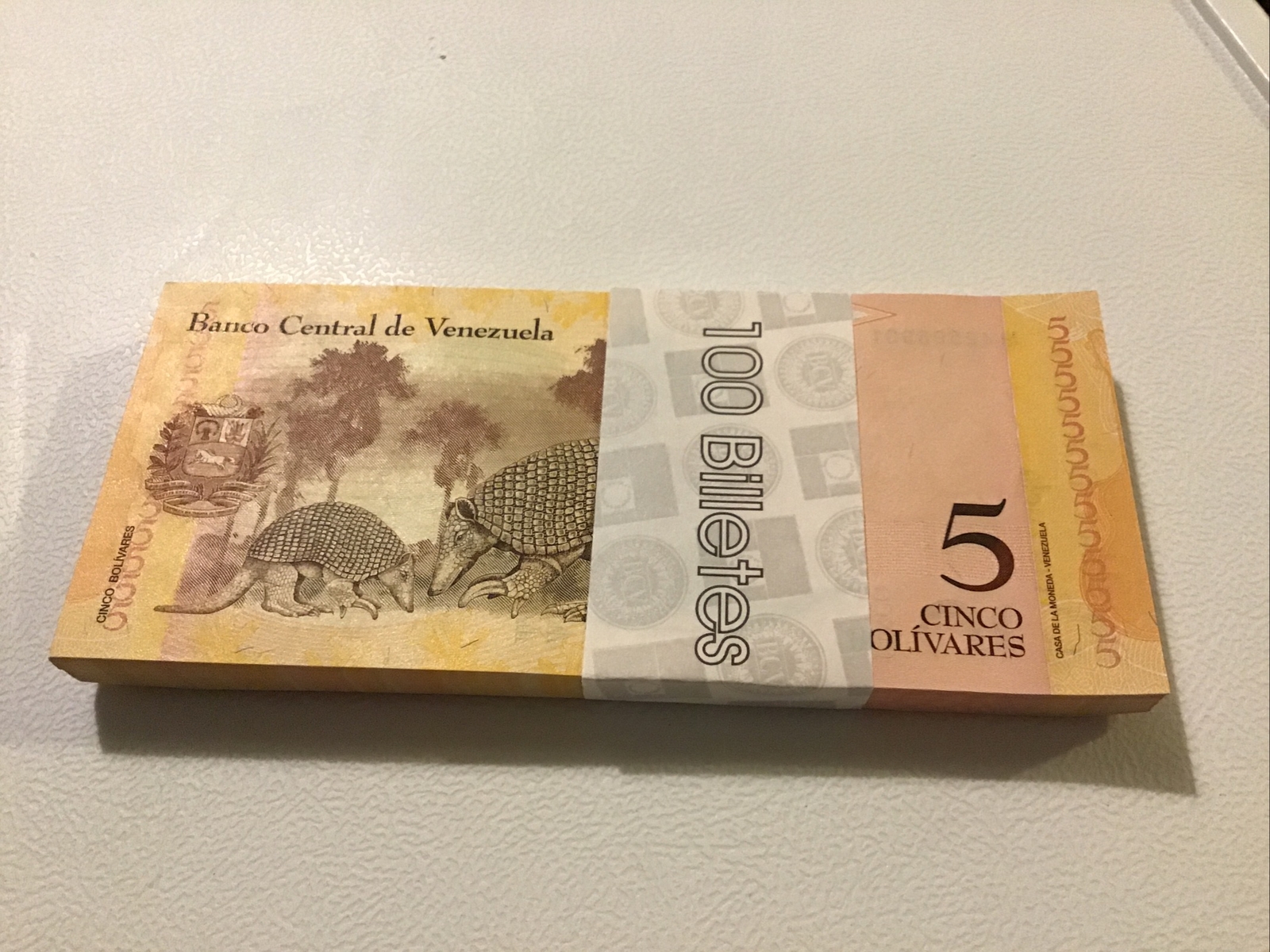 Venezuela Banknote Bundle. 100 X 5 Bolivares. Dated 2011. Unc Banknotes.