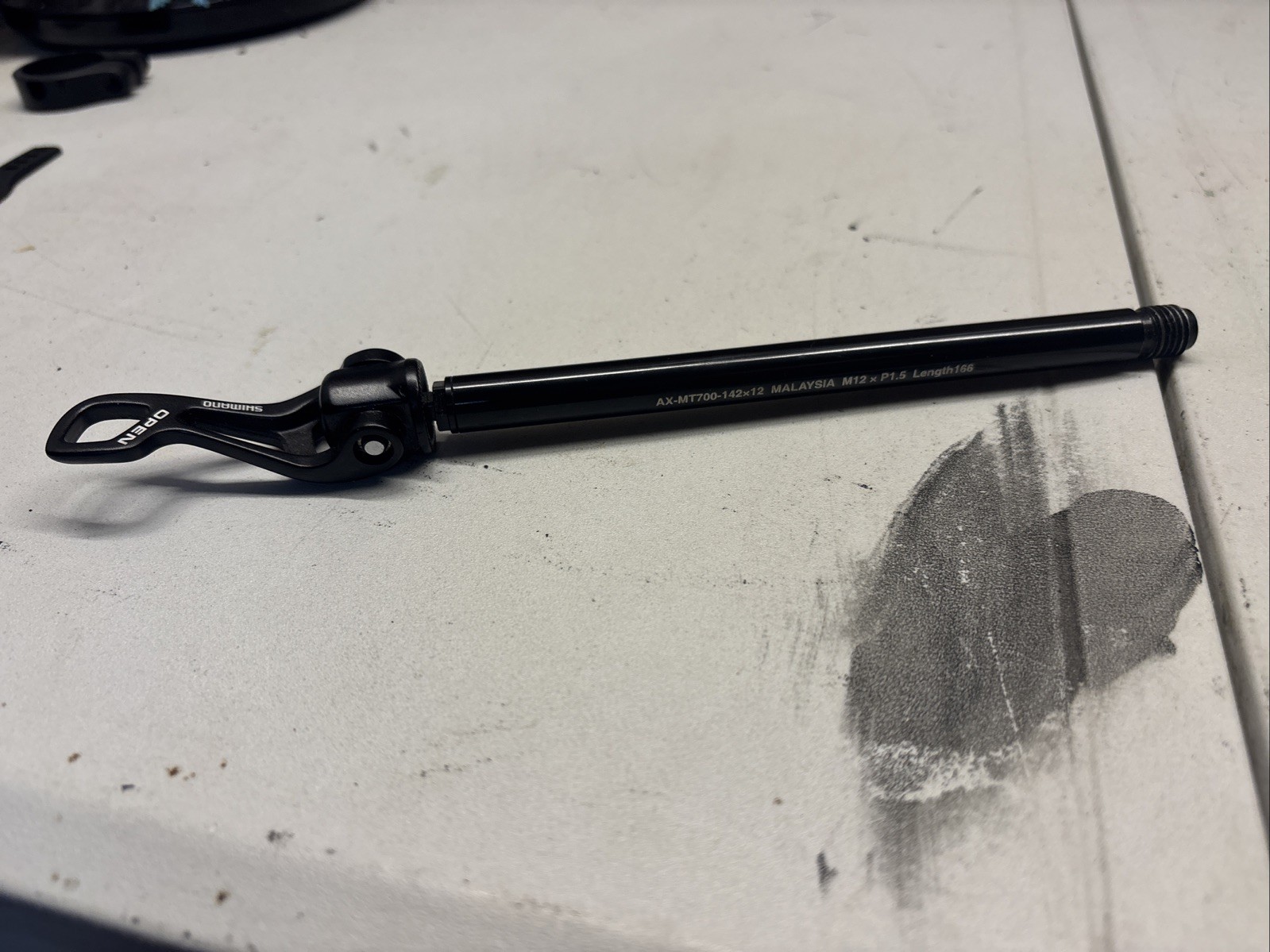 Shimano AX-MT700 E-Thru I-TYPE Rear Bicycle Axle - 142 x 12mm M12XP1.5 166mm